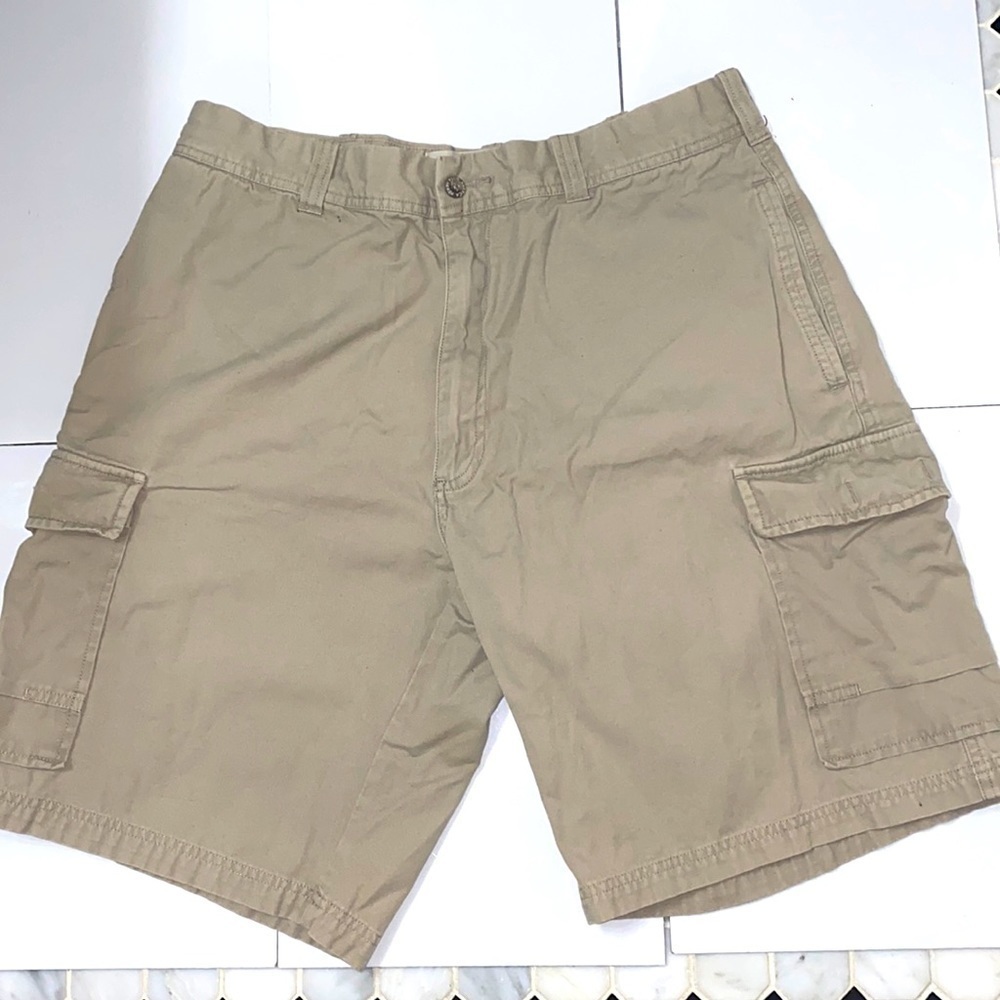Perry Ellis mens khaki tan 💯 cotton cargo shorts. Size 36.